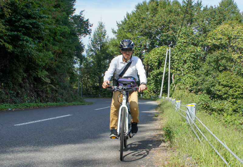 E-bike（電動アシスト付き自転車）で登り坂を走る。