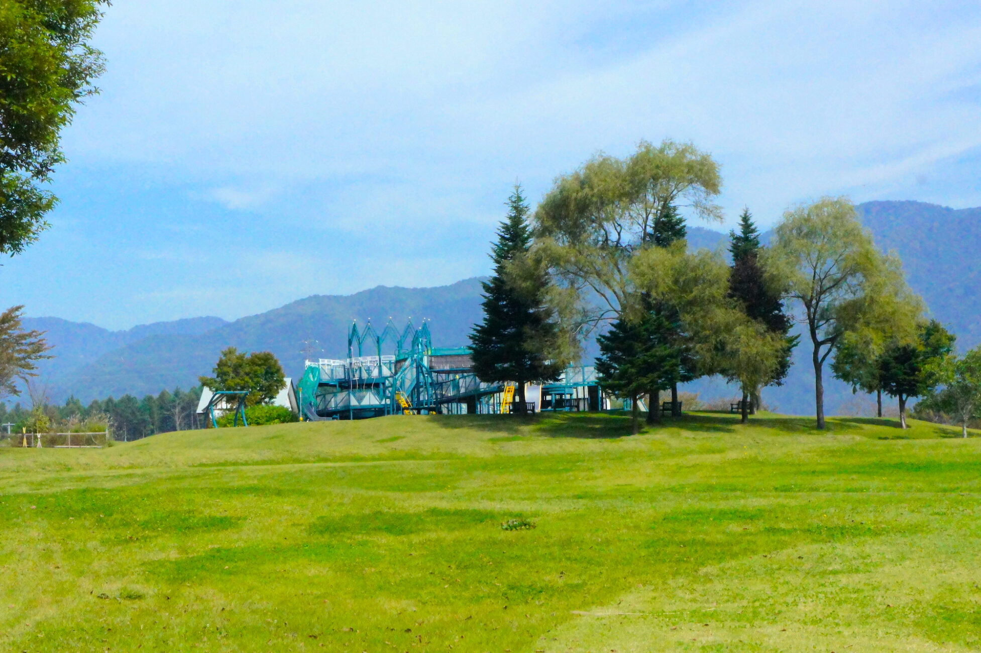 木島平やまびこの丘公園　広い芝生広場と複合型の遊具