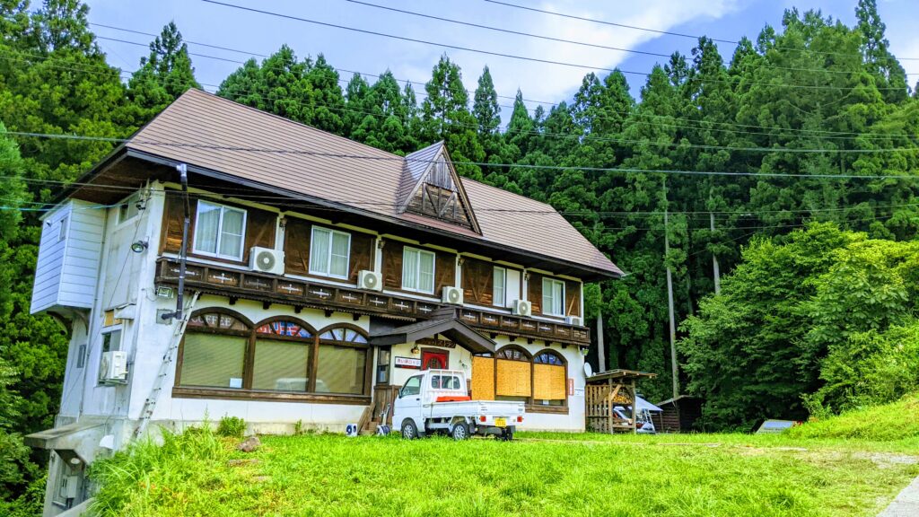 木島平村　赤い扉
