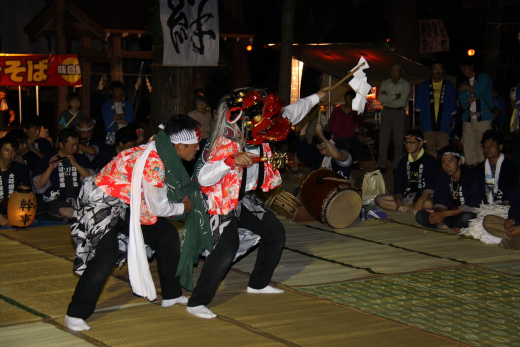木島平村で行われている秋祭りの獅子舞
