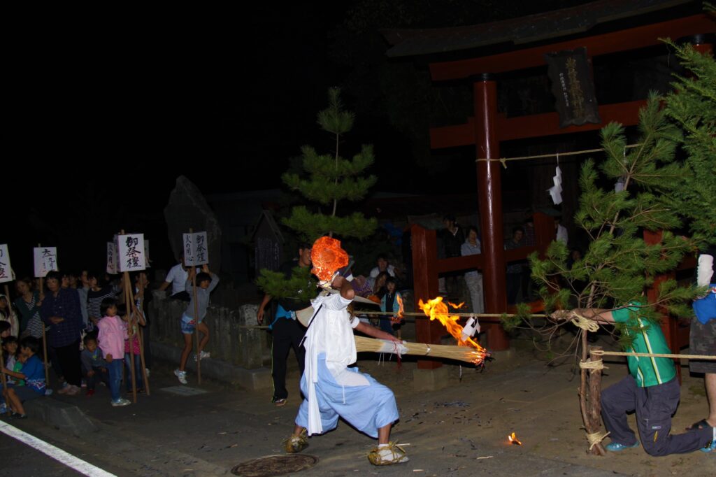 木島平村で行われている秋祭りの天狗の注連縄切り