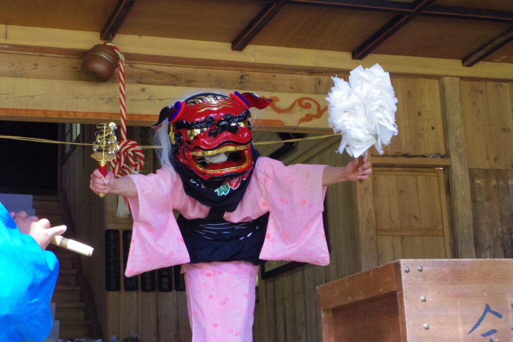 木島平村で行われている秋祭りの獅子舞(雌獅子）