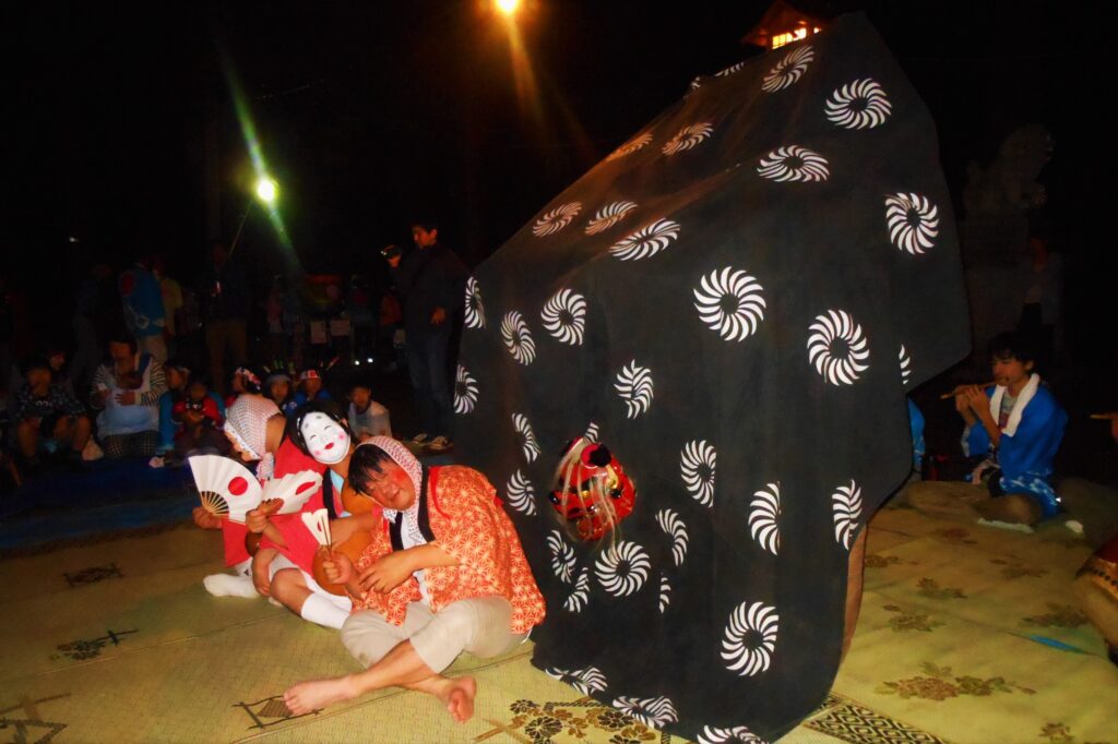 木島平村で行われている秋祭りの獅子舞に登場する面かぶりり