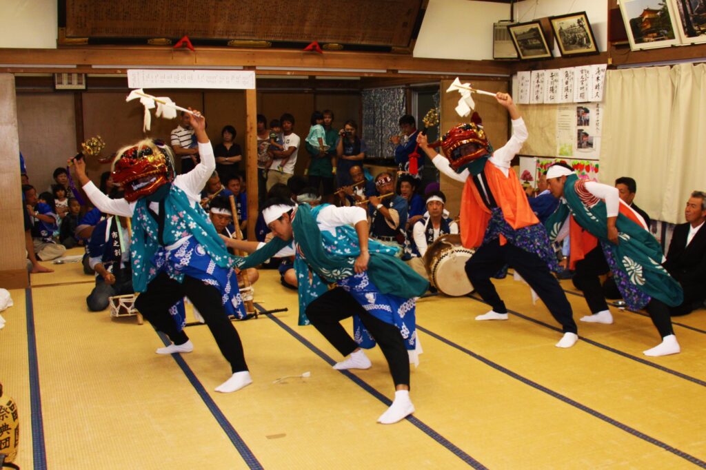木島平村の秋祭りでは地区の公民館でも獅子舞が披露される