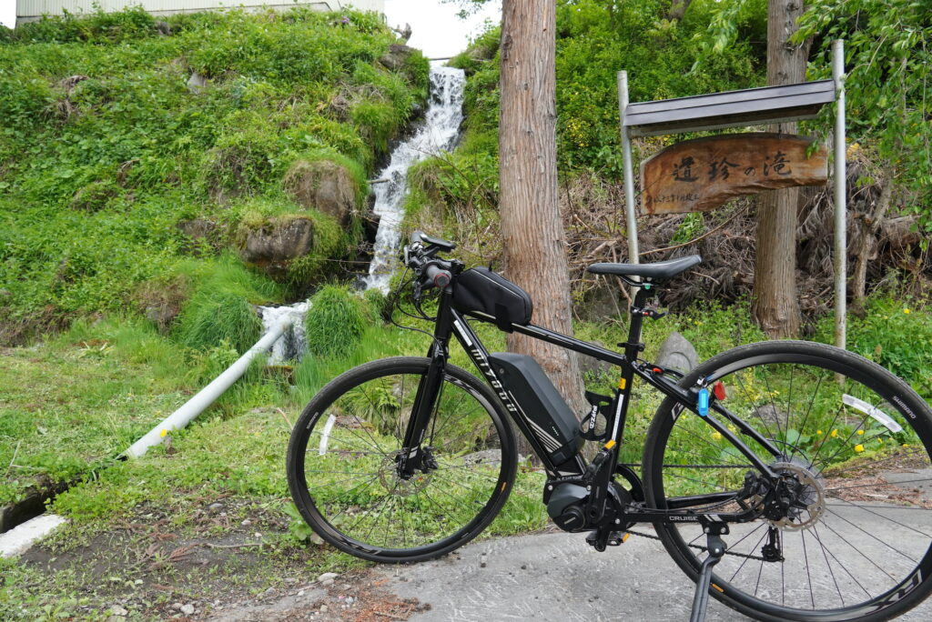 6月におすすめのE-bikeコースの途中にある小さな滝