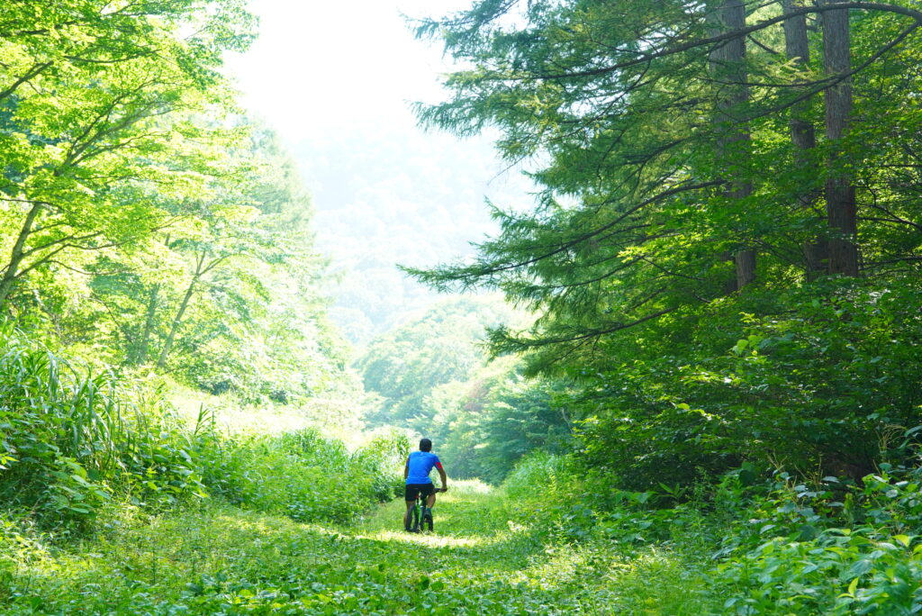 ９月におすすめのE-bikeコースにある高社山を登る道