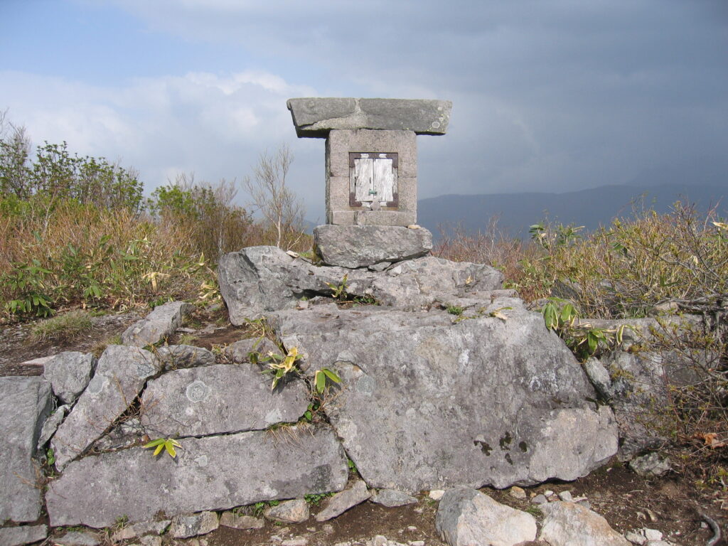 木島平村にあるカヤの平高原から登ることができる高標山の頂上