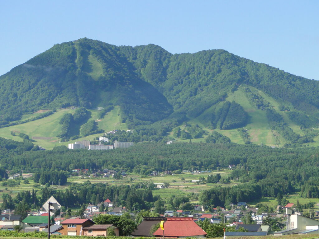 木島平村側から見た高社山