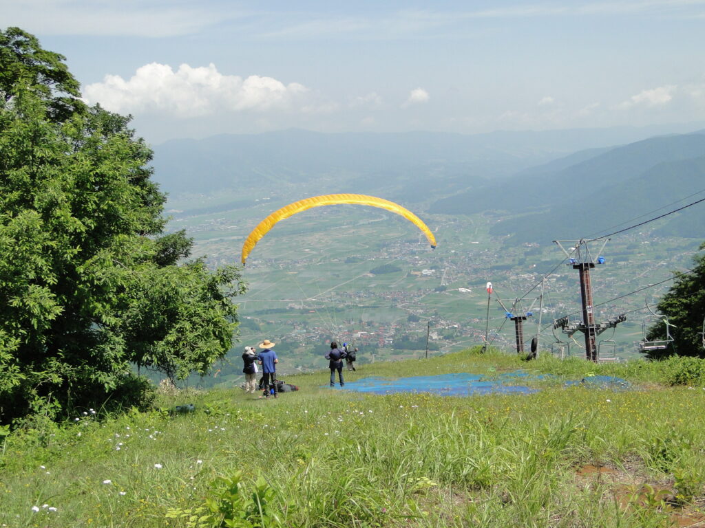 高社山から飛び立つパラグライダー