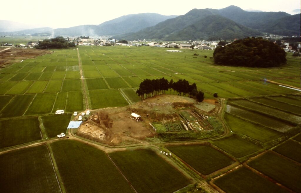 木島平村にある根塚遺跡を上空から見た風景