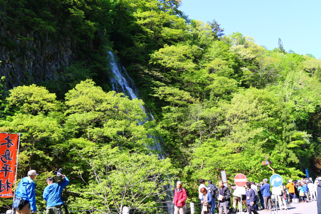 木島平村にある1年に１回だけ見られる滝「樽滝」