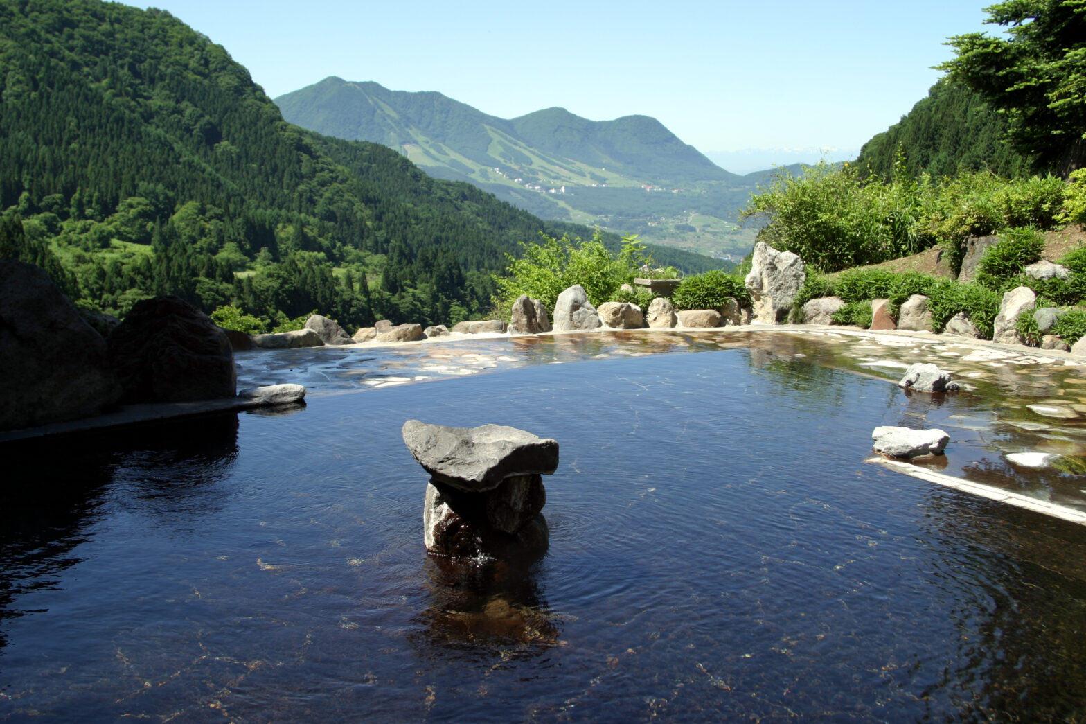 馬曲温泉からの高社山
